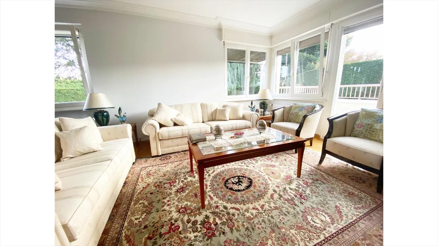 Superba villa familiare con grande giardino a Cointrin - Foto 2 di 7