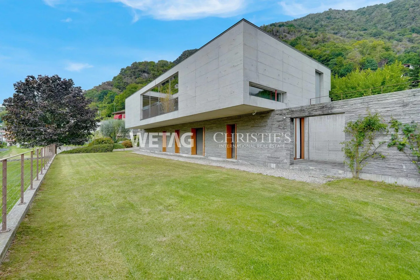 Moderne Villa mit Terrassen und Garten - Foto 1 von 13