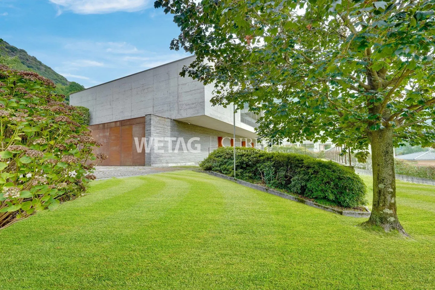 Moderne Villa mit Terrassen und Garten - Foto 3 von 13