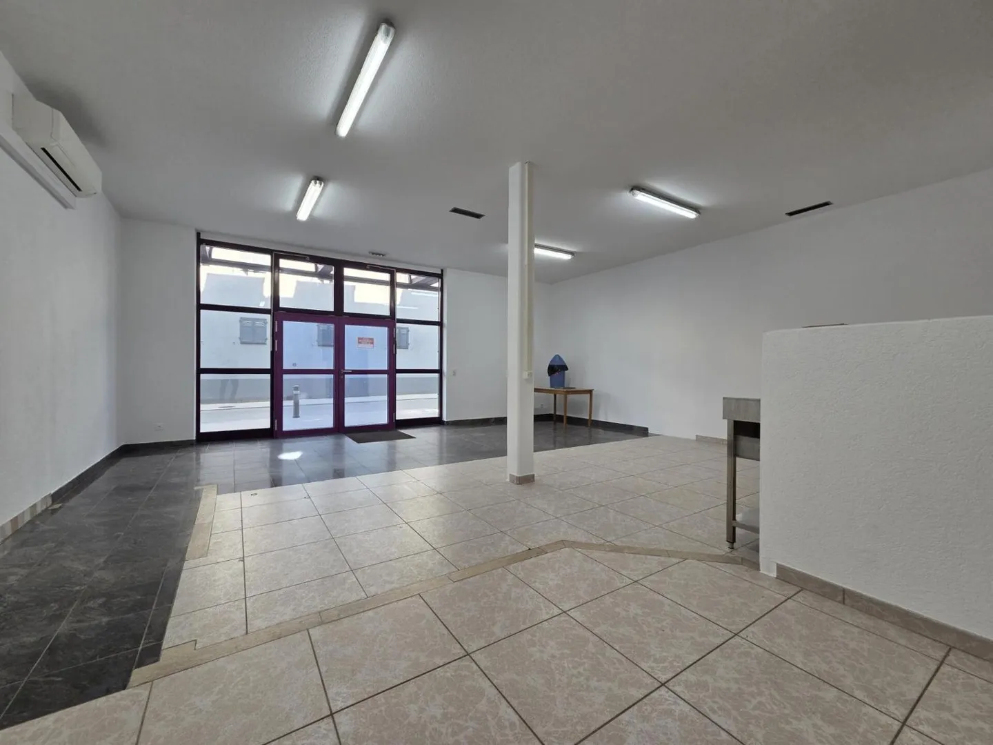 Espace au rez-de-chaussée au centre du village avec parking - Photo 2 sur 7