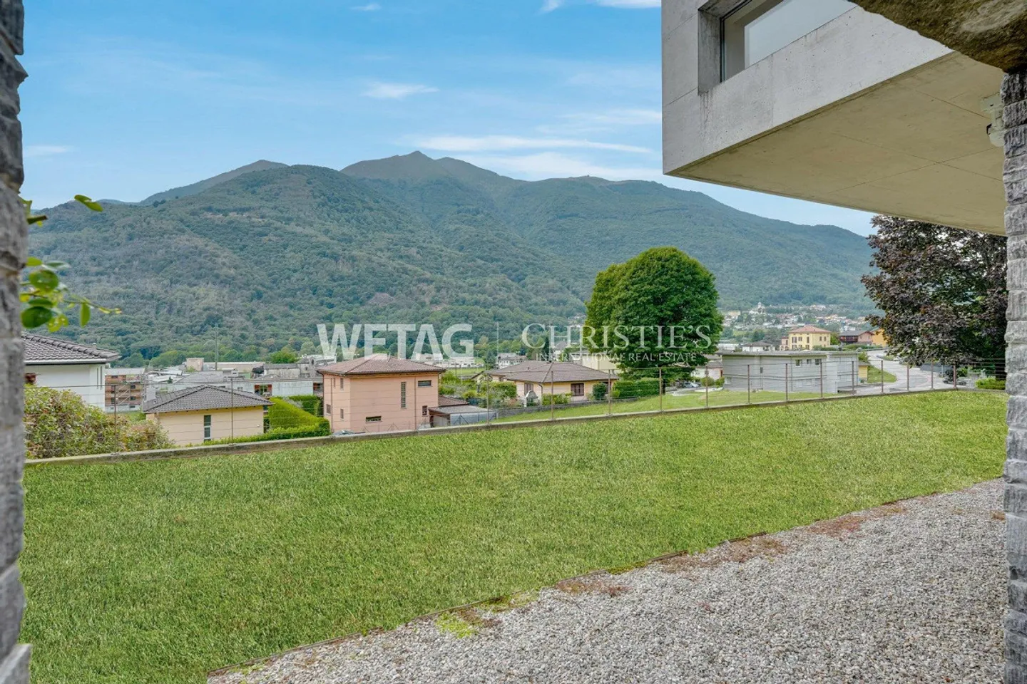 Moderne Villa mit Terrassen und Garten - Foto 11 von 13