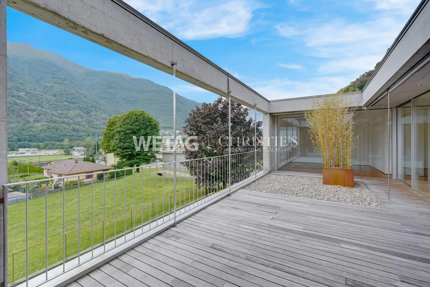 Moderne Villa mit Terrassen und Garten - Foto 12 von 13