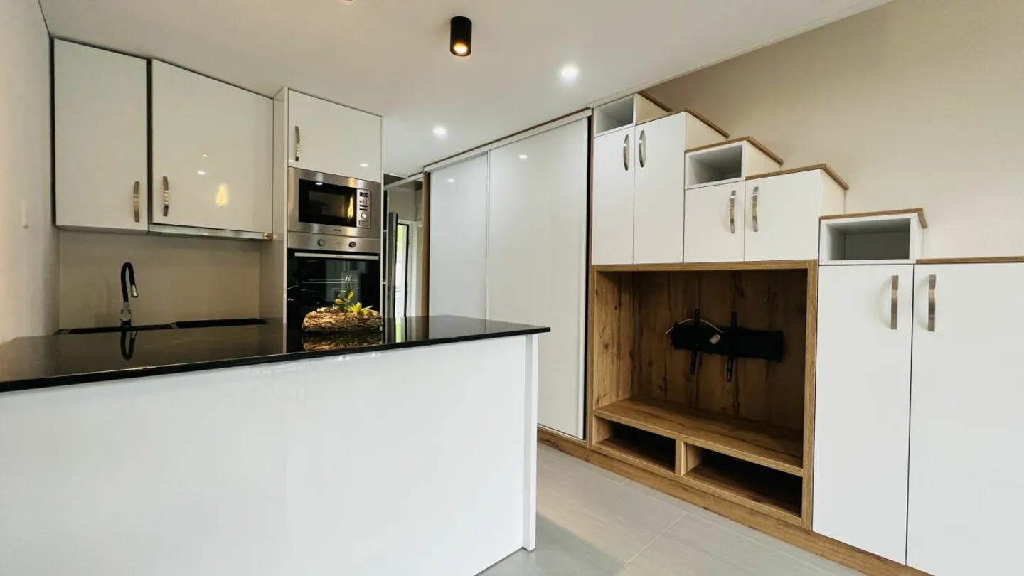 Nouveau studio haut de gamme entièrement meublé avec climatisation, place de parking, balcon - Photo 7 sur 10