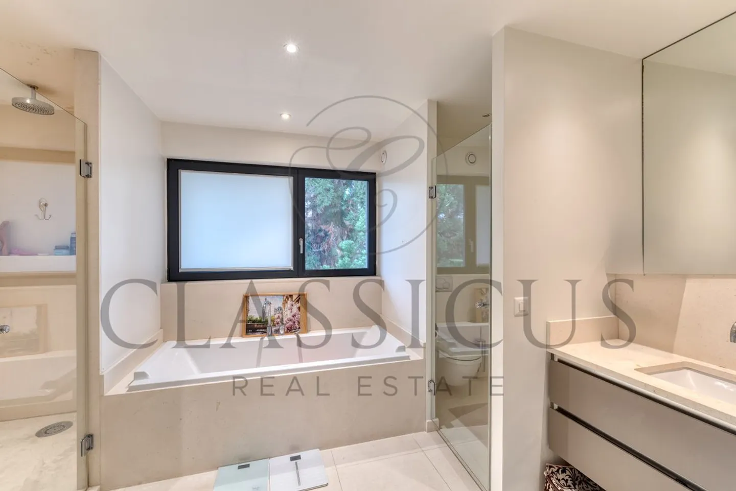 Prestigious contemporary villa with swimming pool - Photo 9 of 13