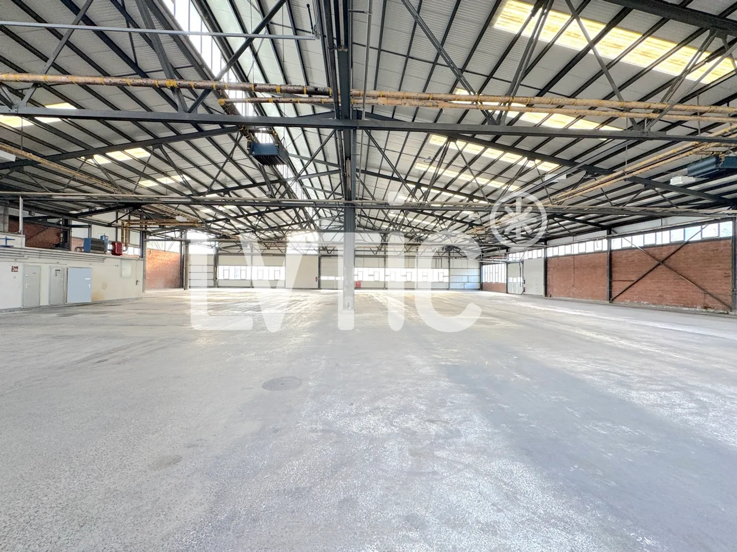 Halle industrielle, dépôt de 2200 m2 à louer à Aigle - Photo 2 sur 6