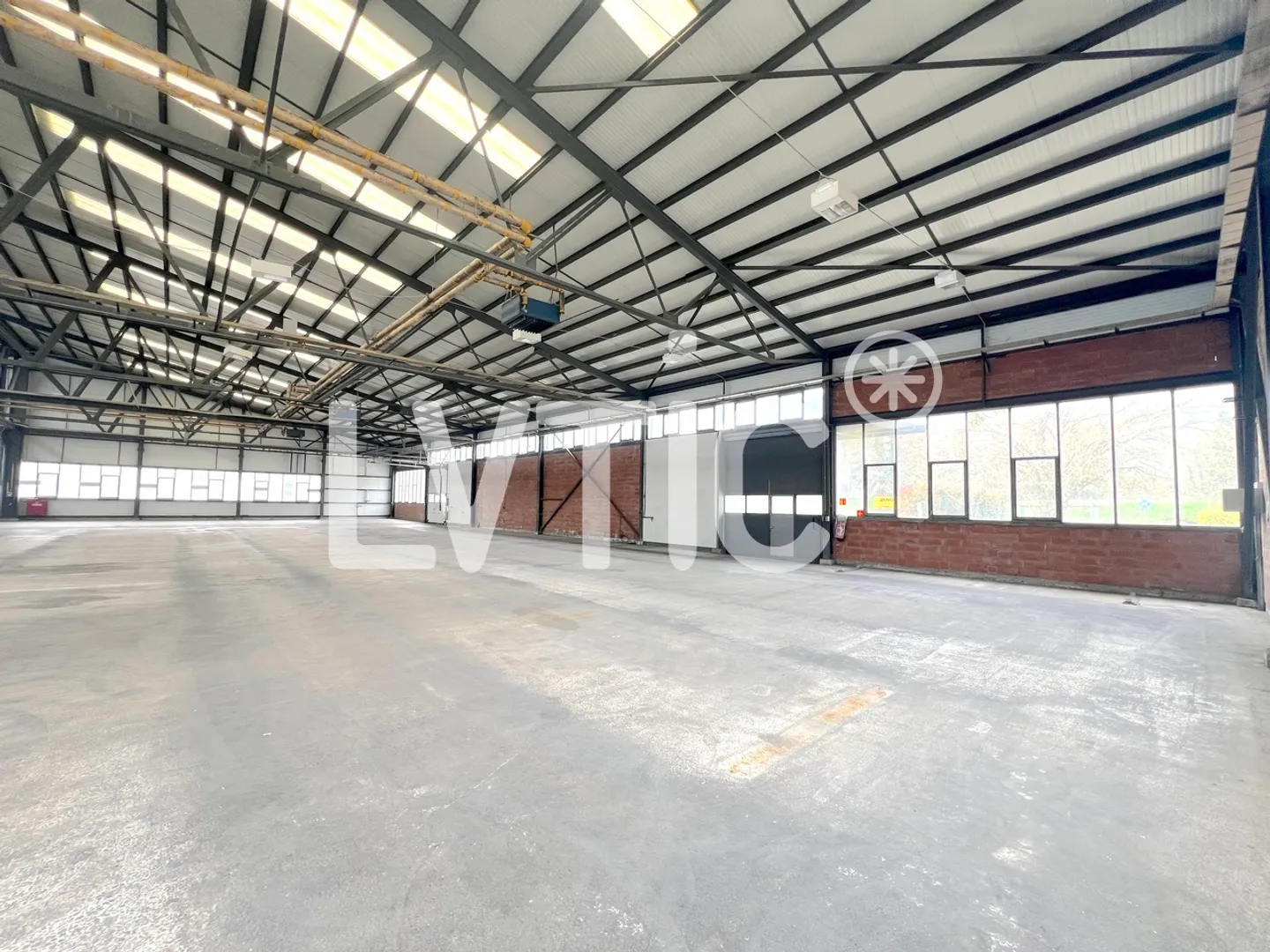 Halle industrielle, dépôt de 2200 m2 à louer à Aigle - Photo 3 sur 6