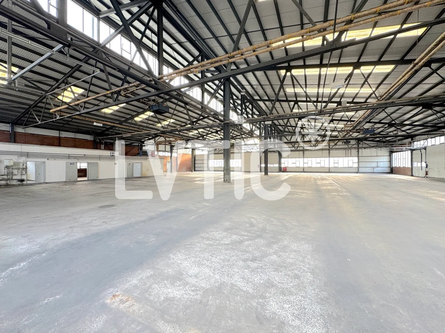 Halle industrielle, dépôt de 2200 m2 à louer à Aigle - Photo 1 sur 6