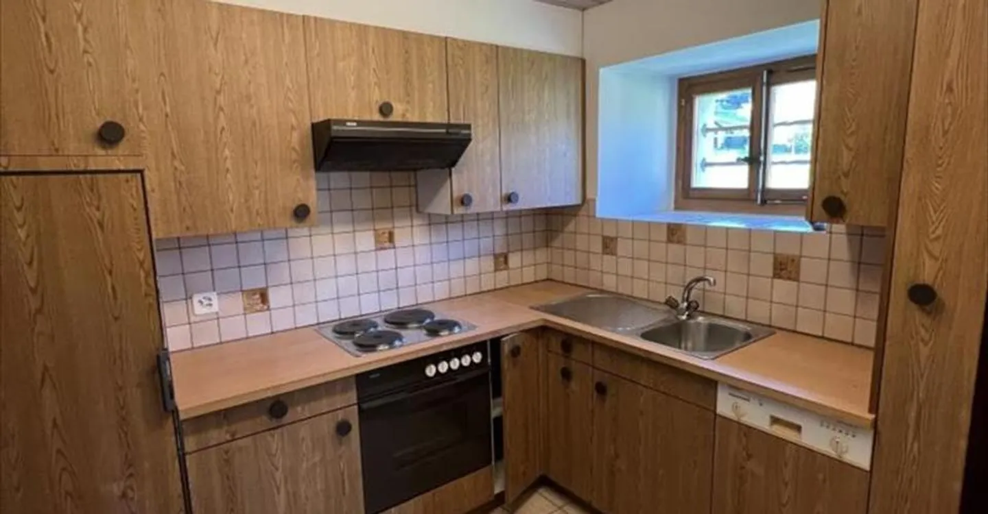 Mixed-use building for rent - Photo 2 of 8