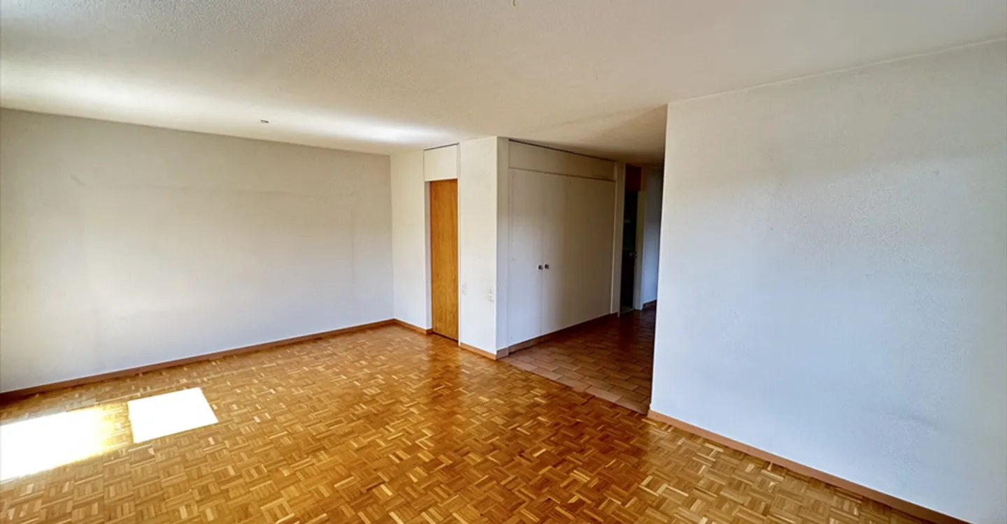 Charming Apartment with Terrace - Photo 4 of 8