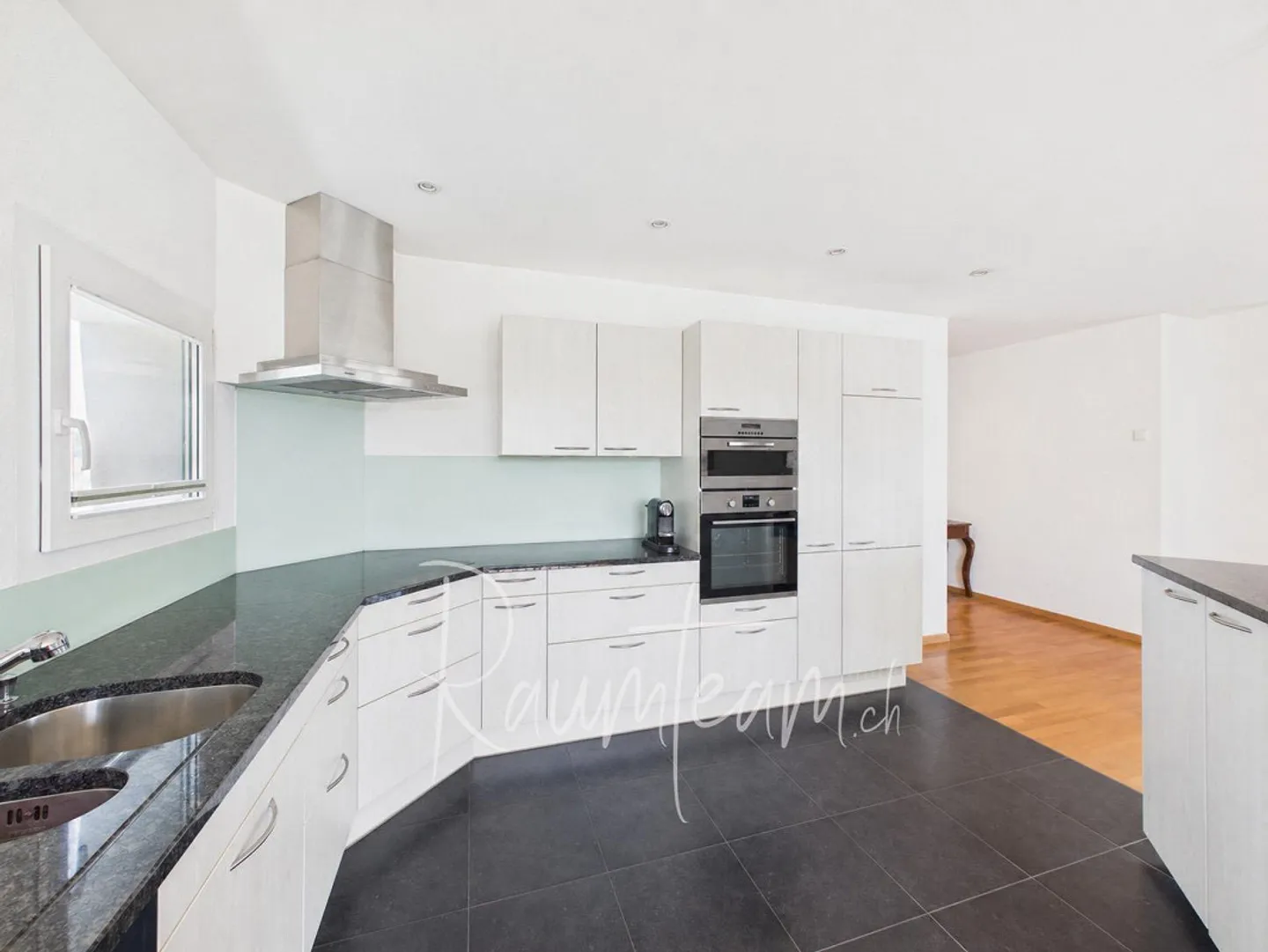 Living directly by the lake: Well-maintained apartment with lift and fireplace - Photo 9 of 10
