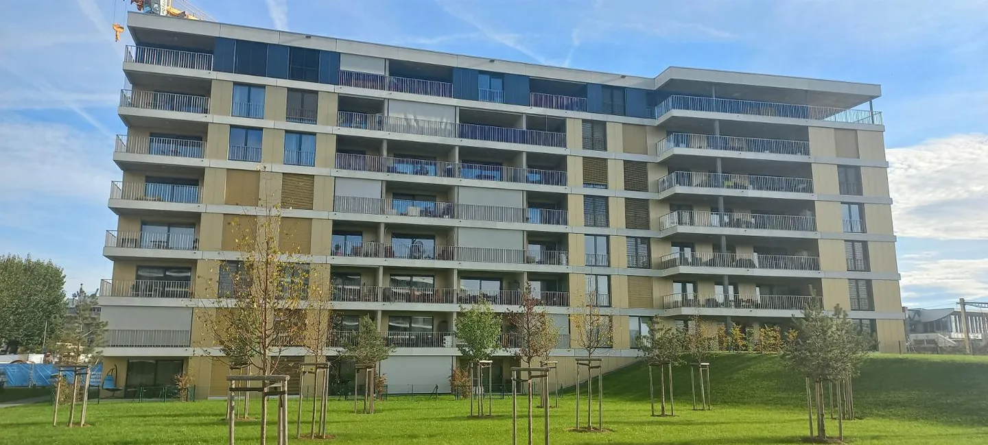 In un edificio moderno - Foto 1 di 3