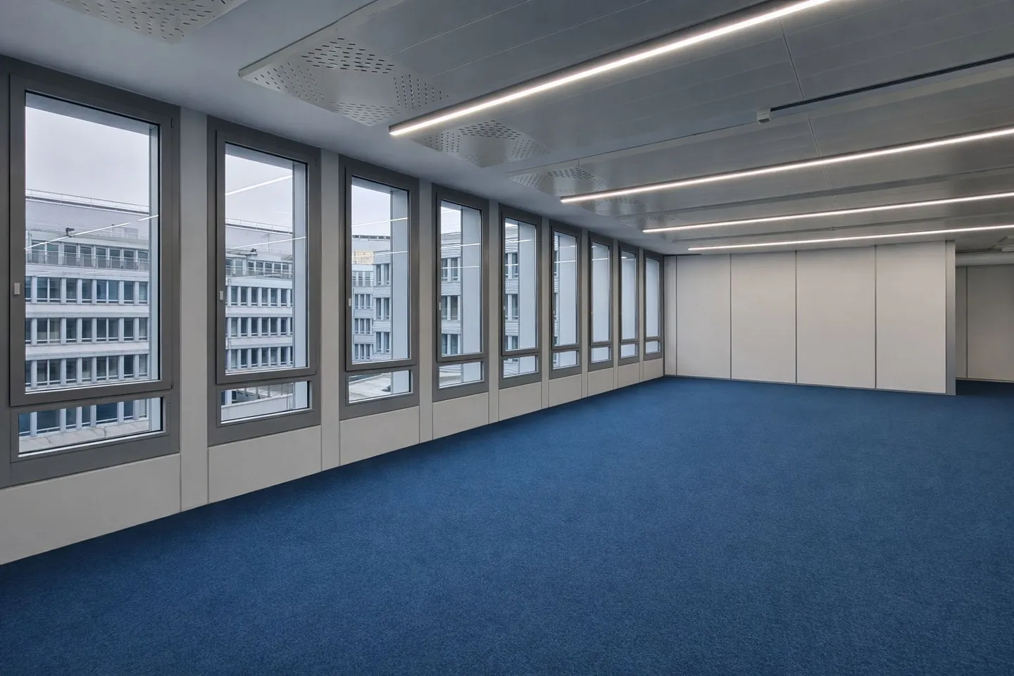 220 m² d'espace ouvert avec 3 bureaux individuels! - Photo 5 sur 9