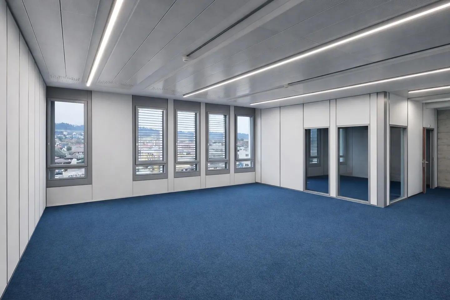 220 m² d'espace ouvert avec 3 bureaux individuels! - Photo 6 sur 9
