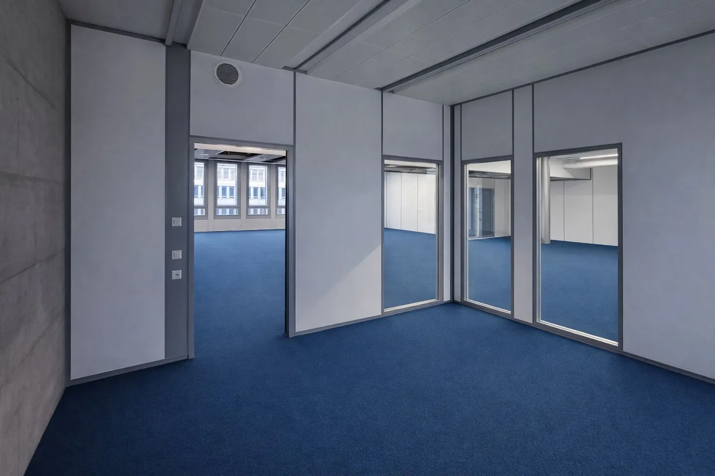 220 m² d'espace ouvert avec 3 bureaux individuels! - Photo 7 sur 9
