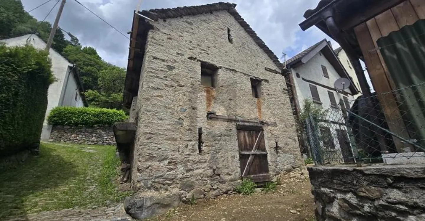 TRANQUILLA E SOLEGGIATA DA RISTRUTTURARE - Foto 1 von 5