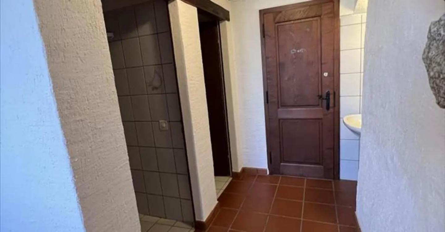 Mixed-use building for rent - Photo 6 of 8