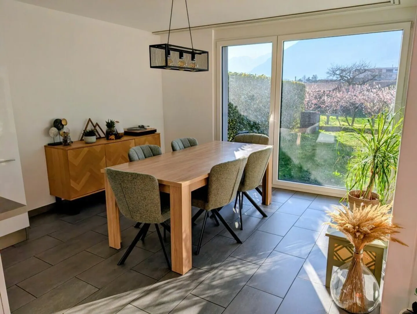 3.5 rooms on the ground floor with terrace and parking spaces - Photo 3 of 10