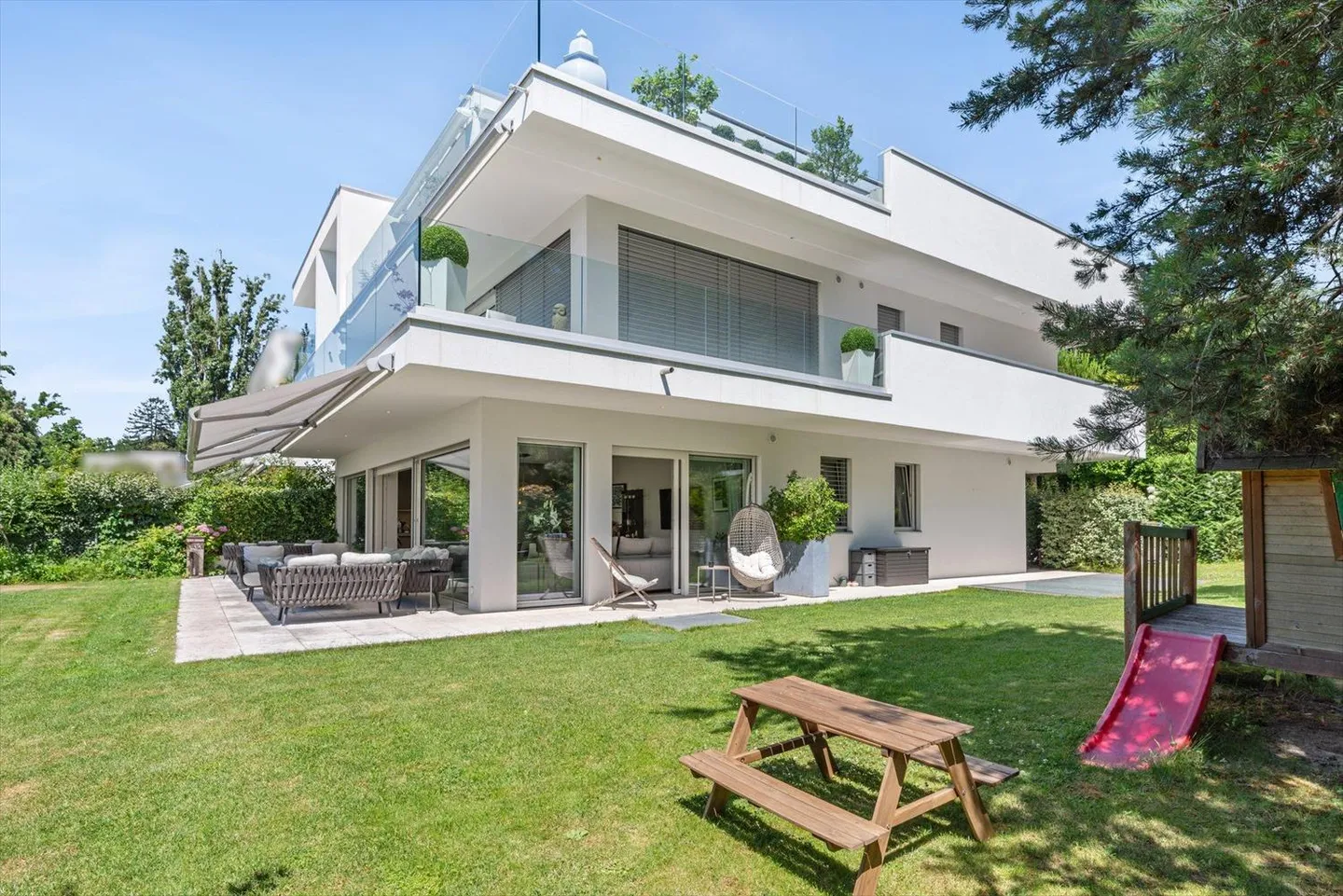 VERKAUFT von Swissroc Properties SA - 5-Zimmer-Wohnung mit Garten - Foto 1 von 4