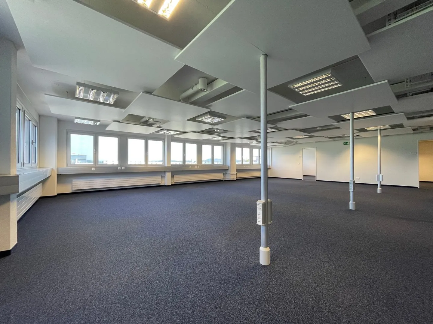 Bureaux lumineux et rénovés, 1er mois de loyer gratuit ! - Photo 2 sur 7