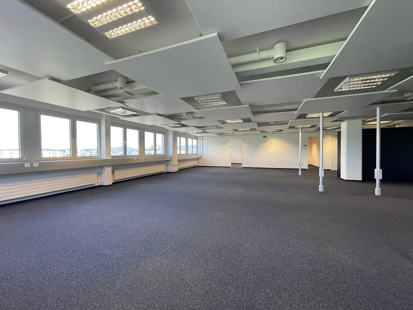 Bureaux lumineux et rénovés, 1er mois de loyer gratuit ! - Photo 3 sur 7