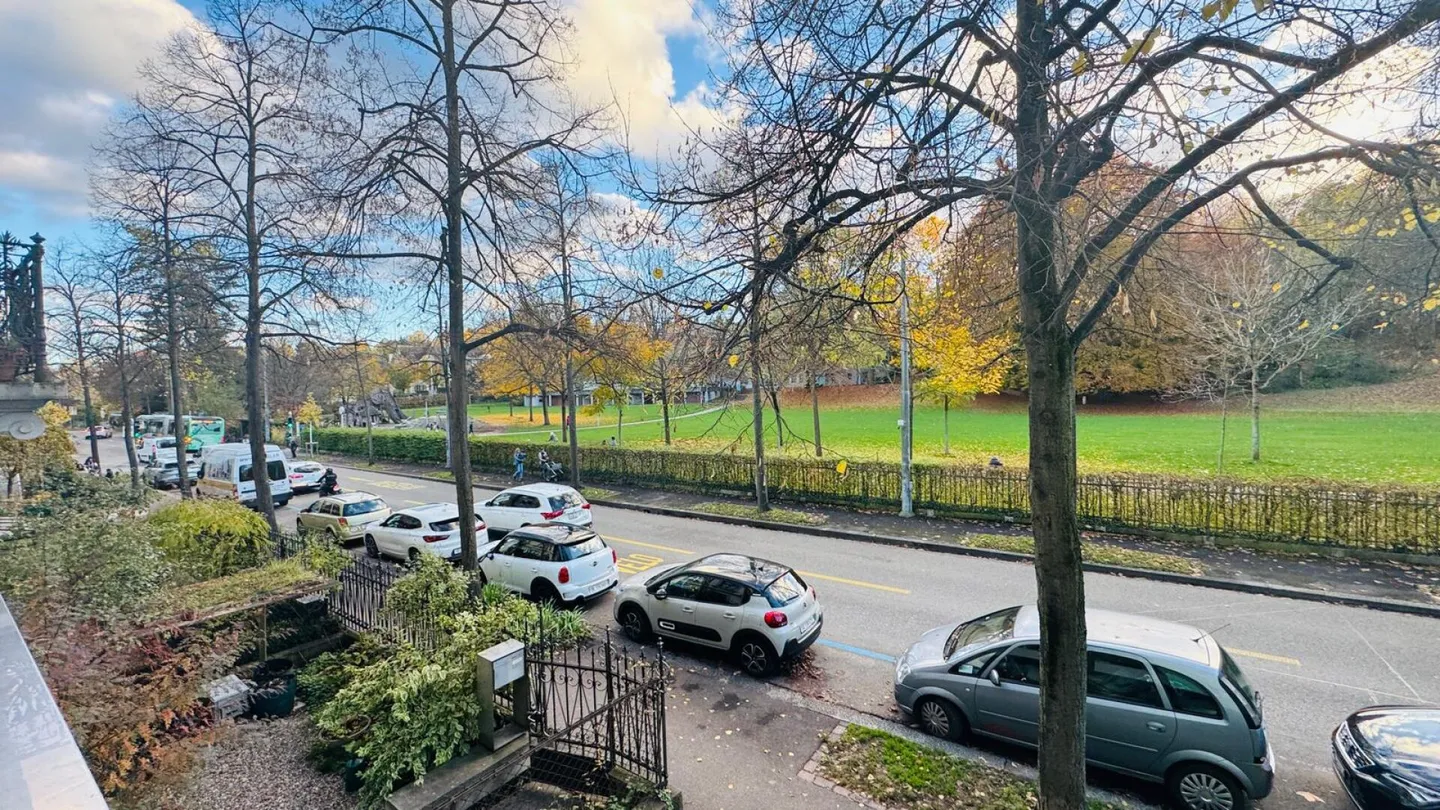 SCHÖNE 2.5 ZIMMERWOHNUNG MIT BALKON LIFT UND KELLER PER 1.11.2025 - Foto 2 von 7