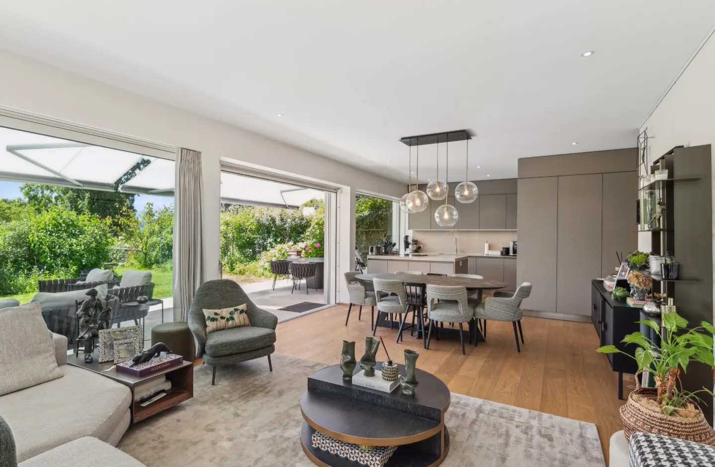 VERKAUFT von Swissroc Properties SA - 5-Zimmer-Wohnung mit Garten - Foto 2 von 4