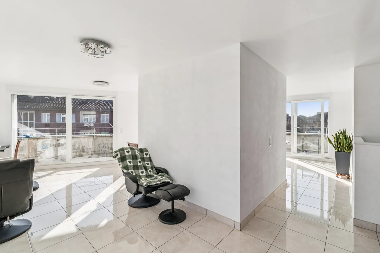 Rare duplex penthouse moderne entre Lausanne et Pully - Photo 4 sur 12