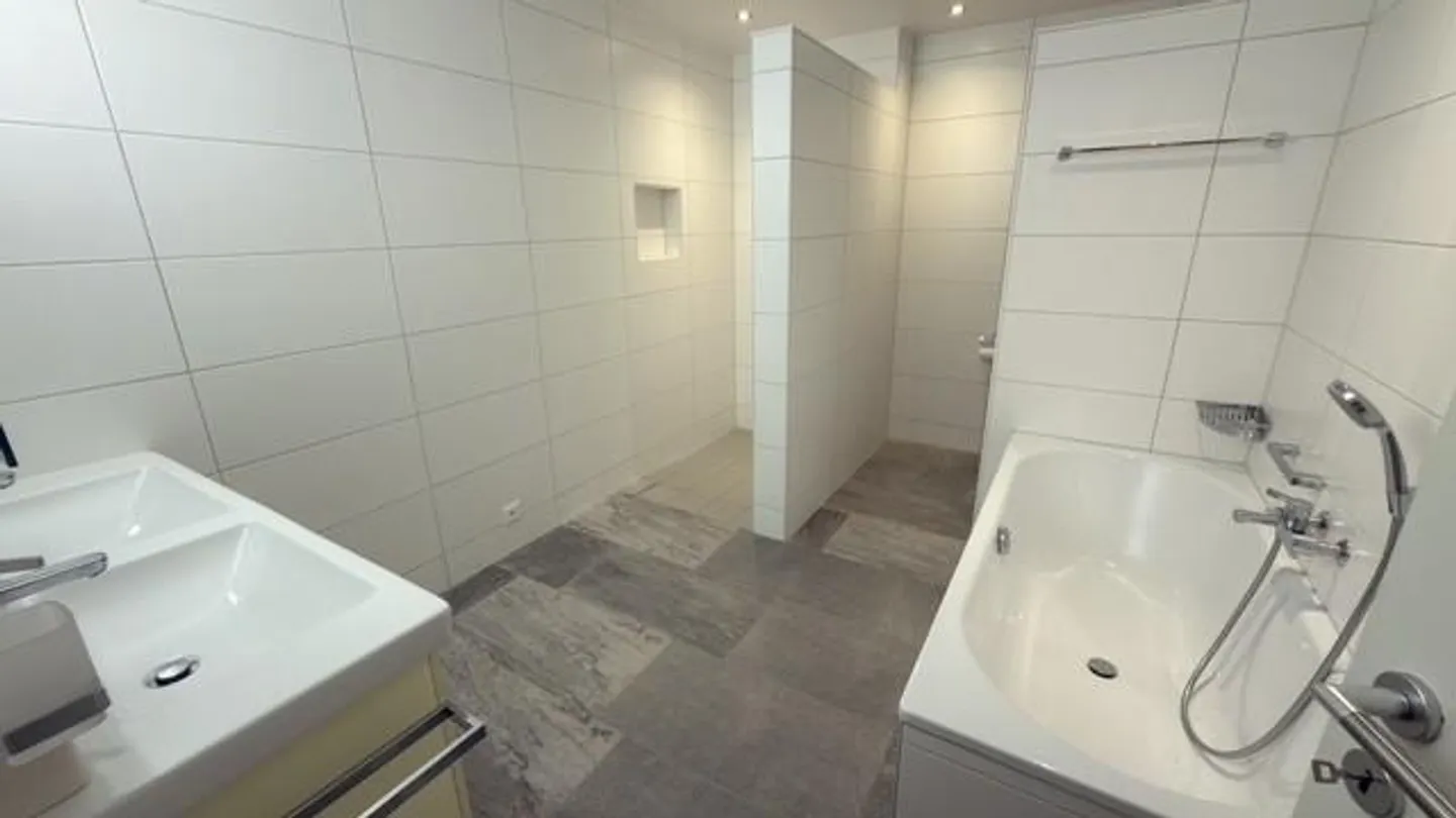 2.5-room apartment located on the ground floor - Photo 6 of 9