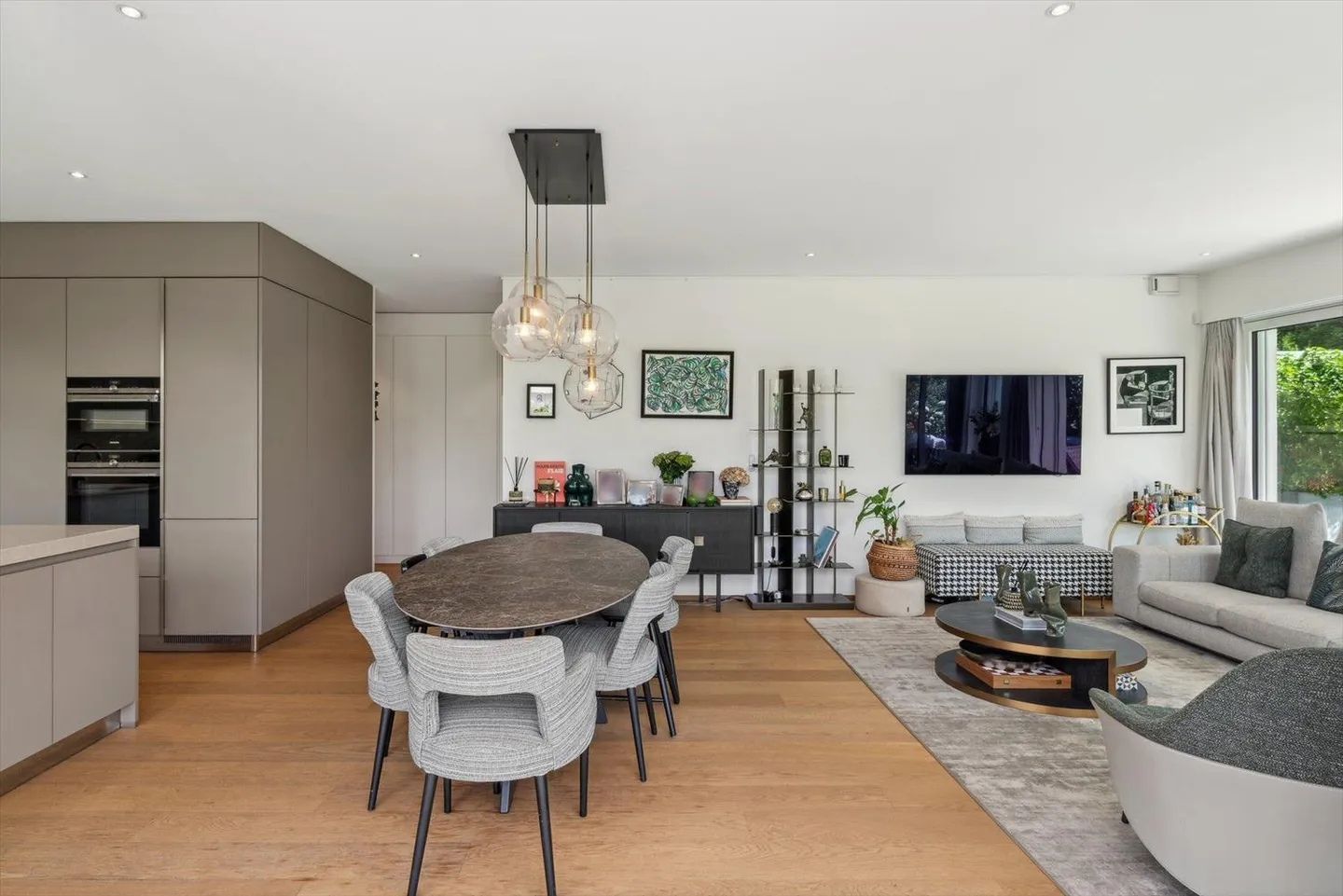 VERKAUFT von Swissroc Properties SA - 5-Zimmer-Wohnung mit Garten - Foto 3 von 4