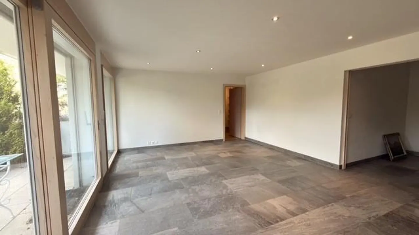 2.5-room apartment located on the ground floor - Photo 3 of 9