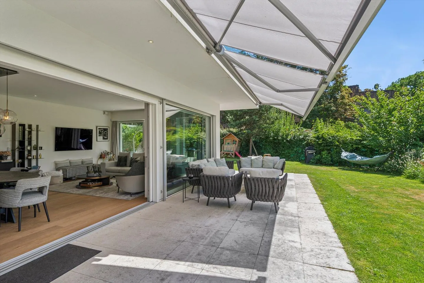 VERKAUFT von Swissroc Properties SA - 5-Zimmer-Wohnung mit Garten - Foto 4 von 4