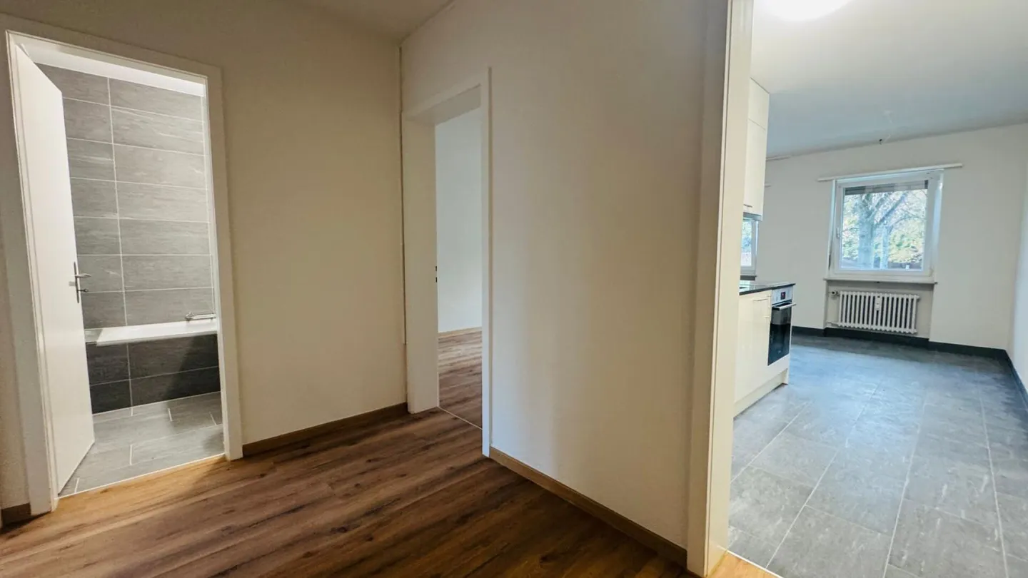 SCHÖNE 2.5 ZIMMERWOHNUNG MIT BALKON LIFT UND KELLER PER 1.11.2025 - Foto 3 von 7