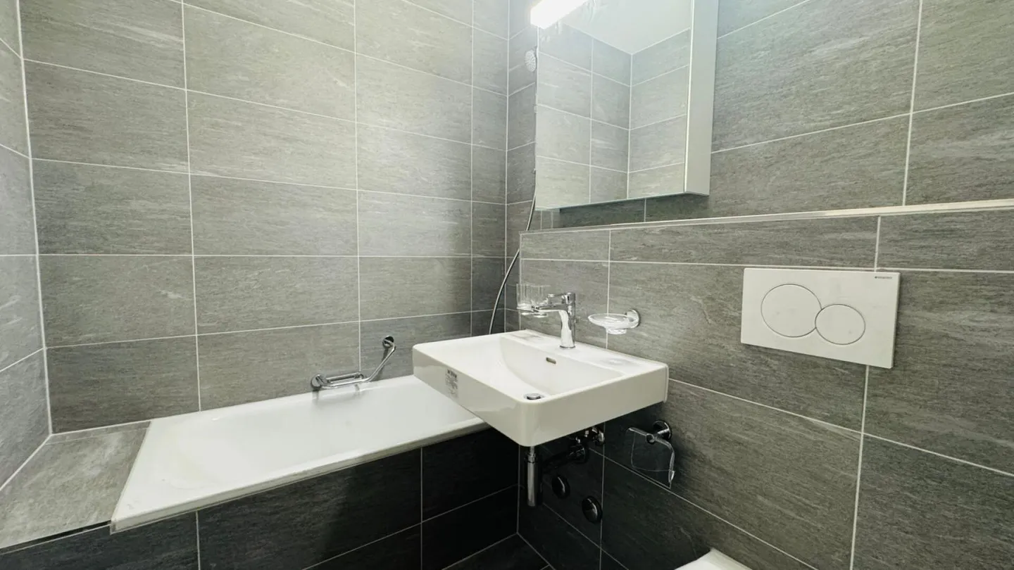 SCHÖNE 2.5 ZIMMERWOHNUNG MIT BALKON LIFT UND KELLER PER 1.11.2025 - Foto 4 von 7