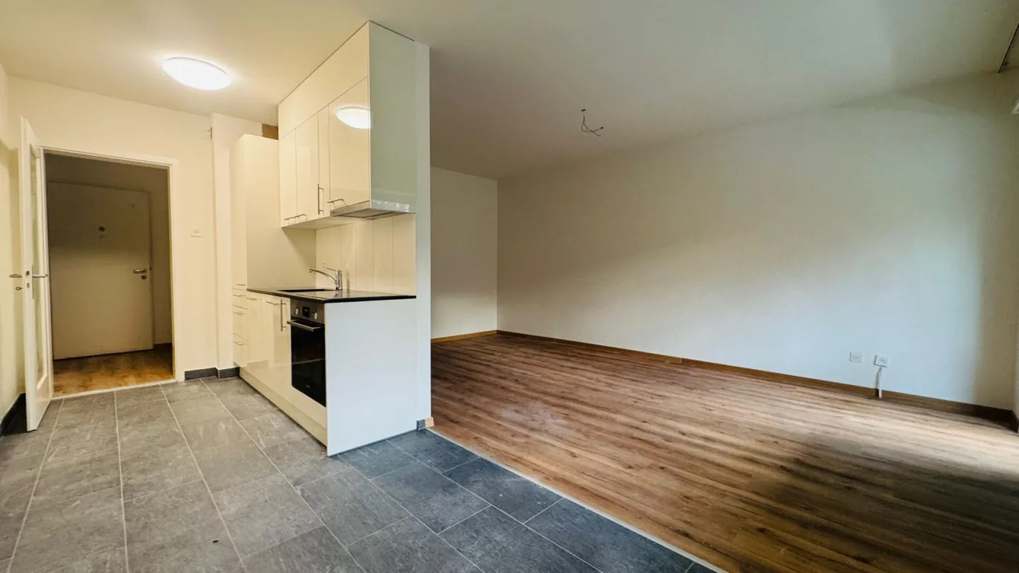 SCHÖNE 2.5 ZIMMERWOHNUNG MIT BALKON LIFT UND KELLER PER 1.11.2025 - Foto 5 von 7
