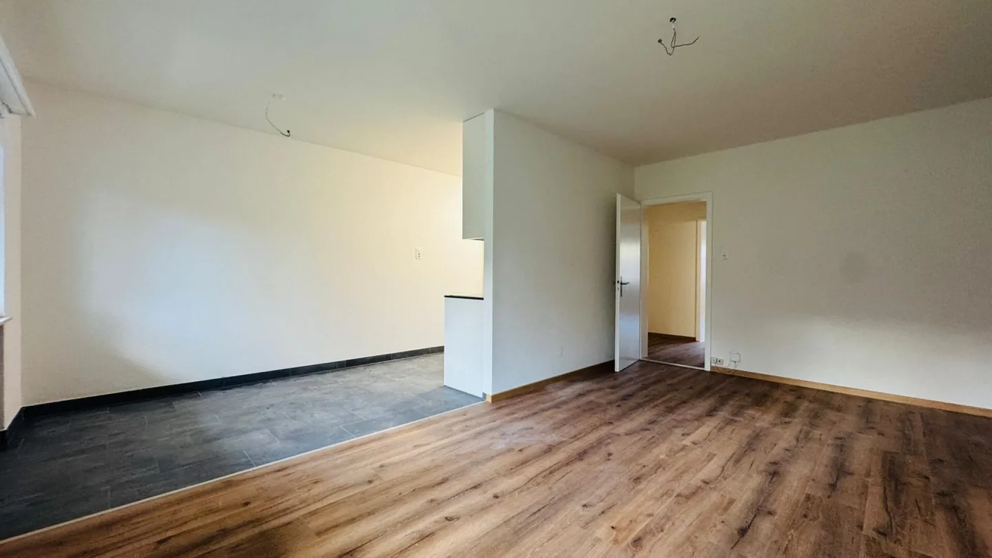 SCHÖNE 2.5 ZIMMERWOHNUNG MIT BALKON LIFT UND KELLER PER 1.11.2025 - Foto 6 von 7