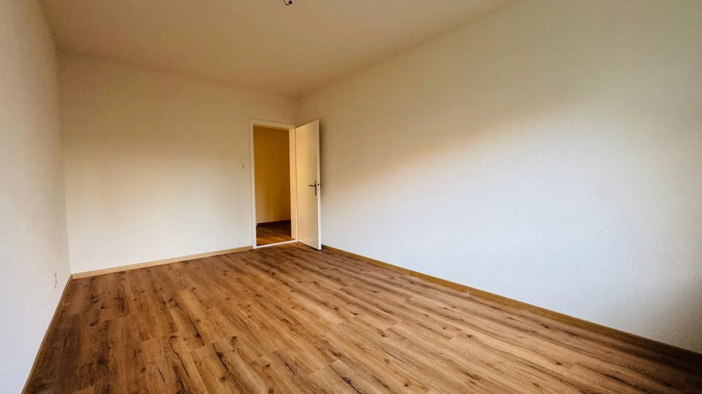 SCHÖNE 2.5 ZIMMERWOHNUNG MIT BALKON LIFT UND KELLER PER 1.11.2025 - Foto 7 von 7