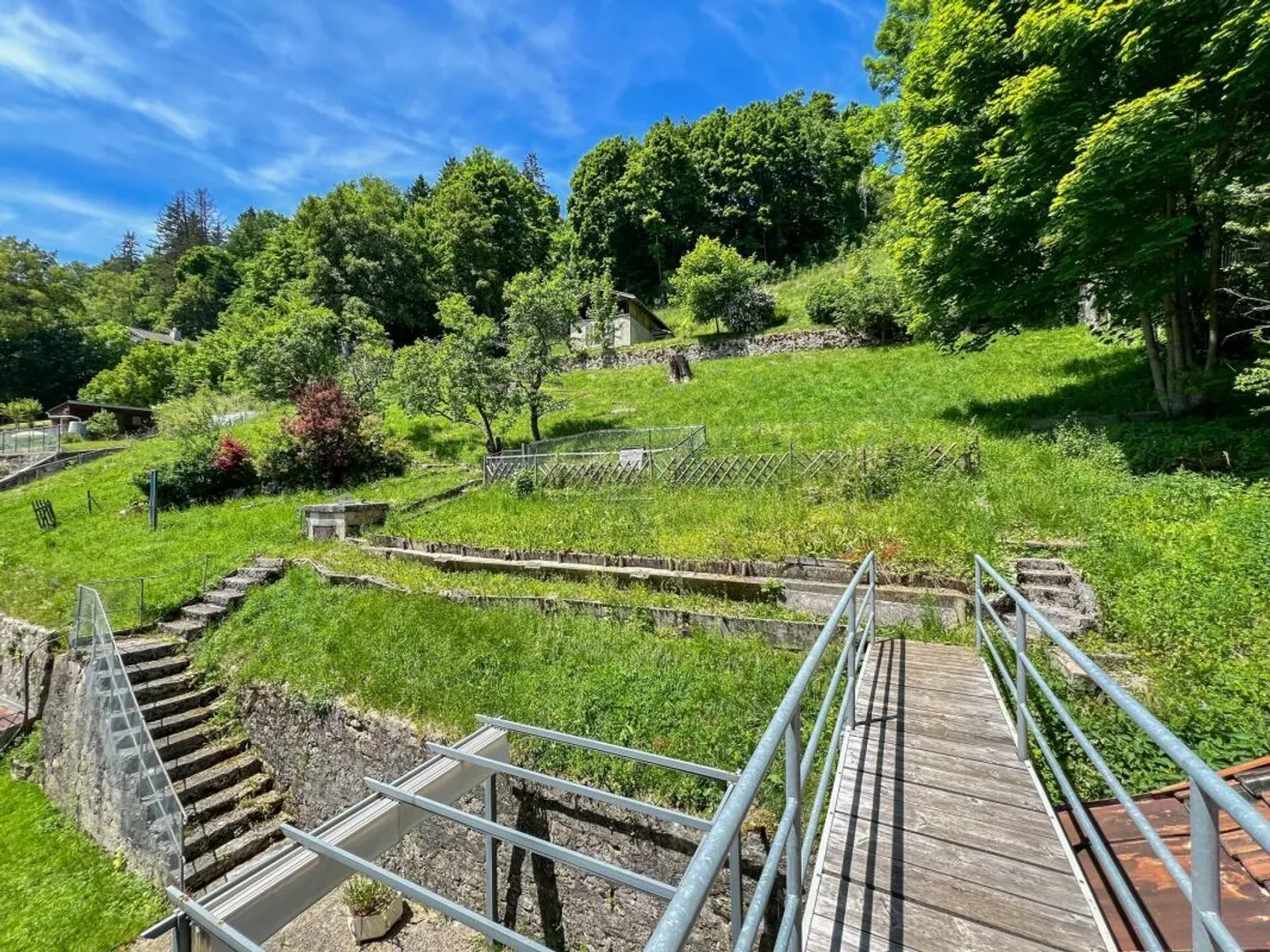 Ideally located building with parking spaces and a yield of 6.5% - Photo 2 of 14