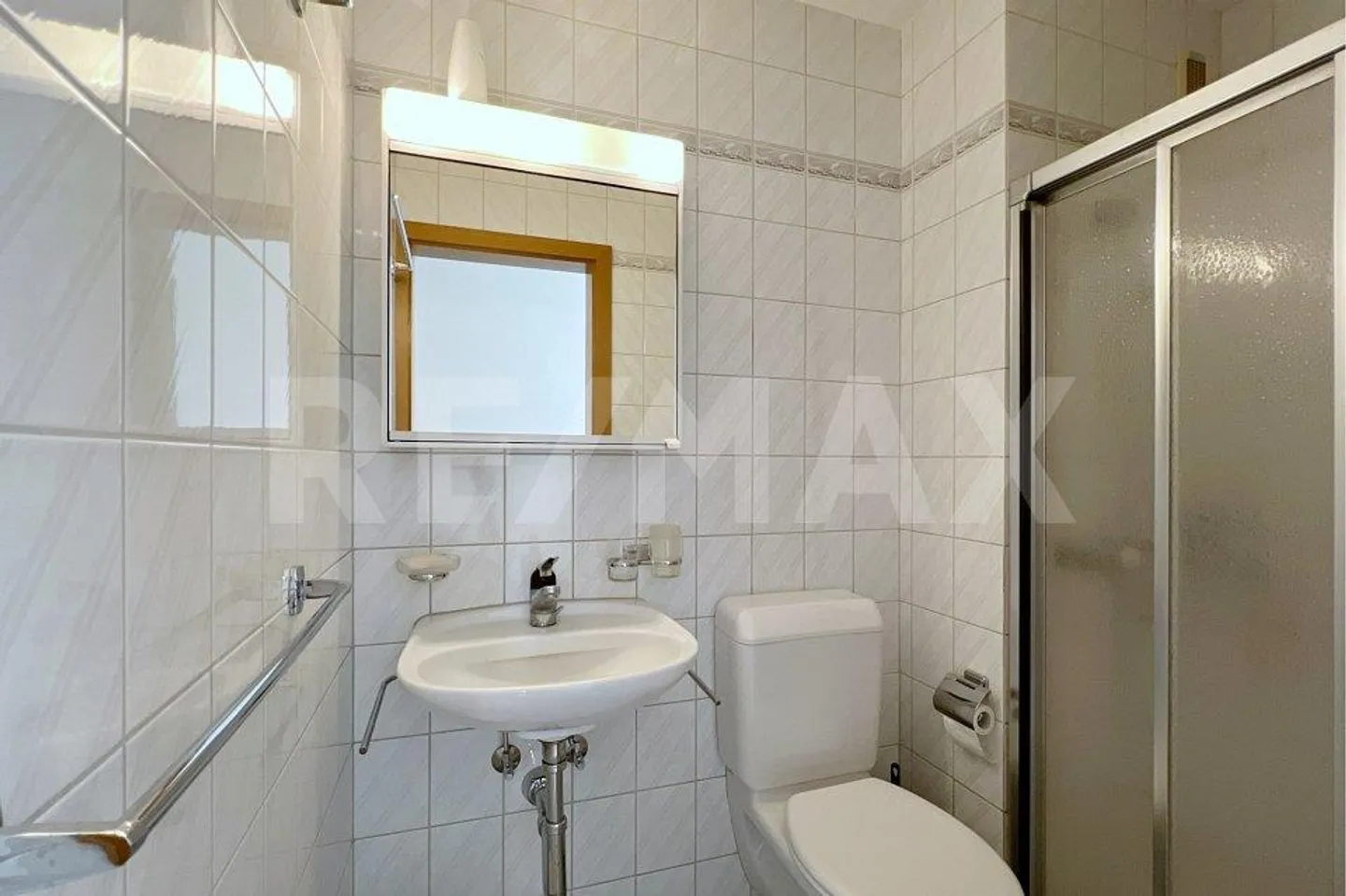 Bright 4.5-room attic apartment with balcony in a quiet location - Photo 7 of 13