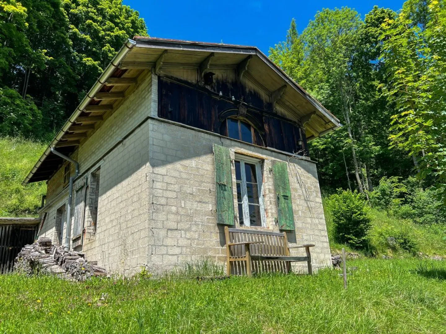 Ideally located building with parking spaces and a yield of 6.5% - Photo 3 of 14