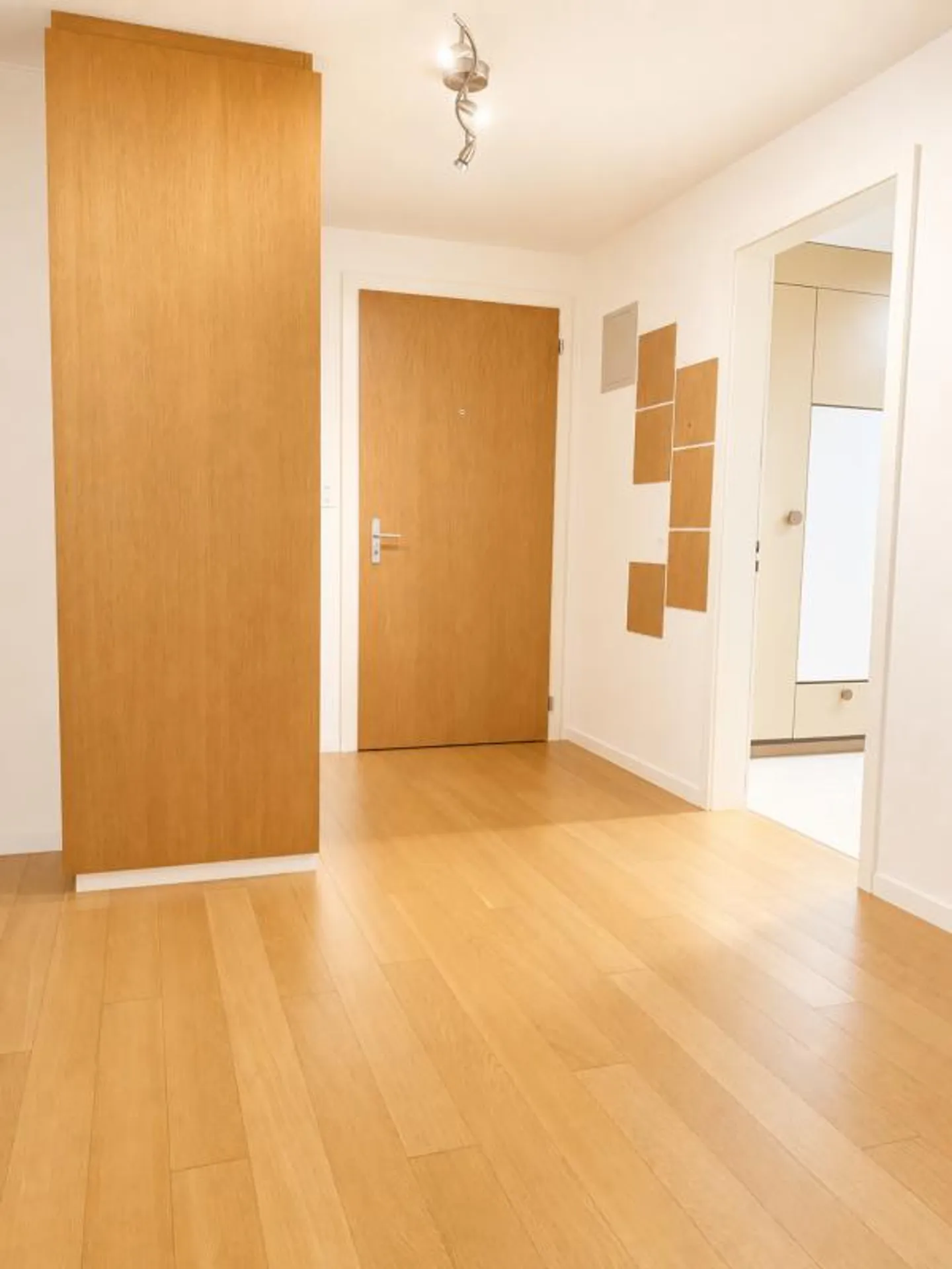 Bright 4.5-room apartment with fireplace and balcony in a quiet location in... - Photo 3 of 6
