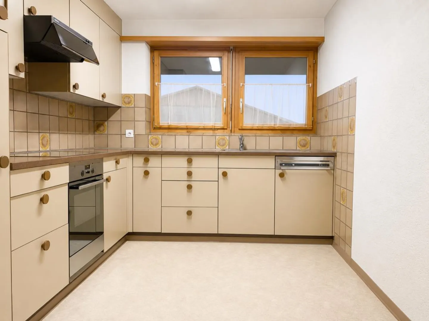 Bright 4.5-room apartment with fireplace and balcony in a quiet location in... - Photo 4 of 6