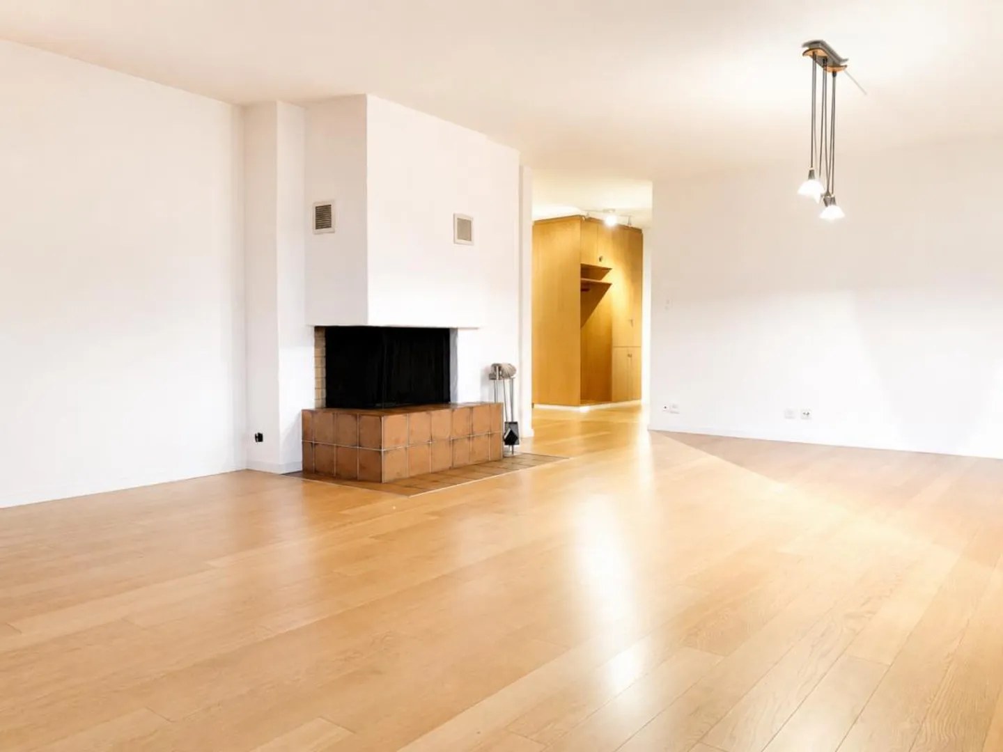 Bright 4.5-room apartment with fireplace and balcony in a quiet location in... - Photo 1 of 6