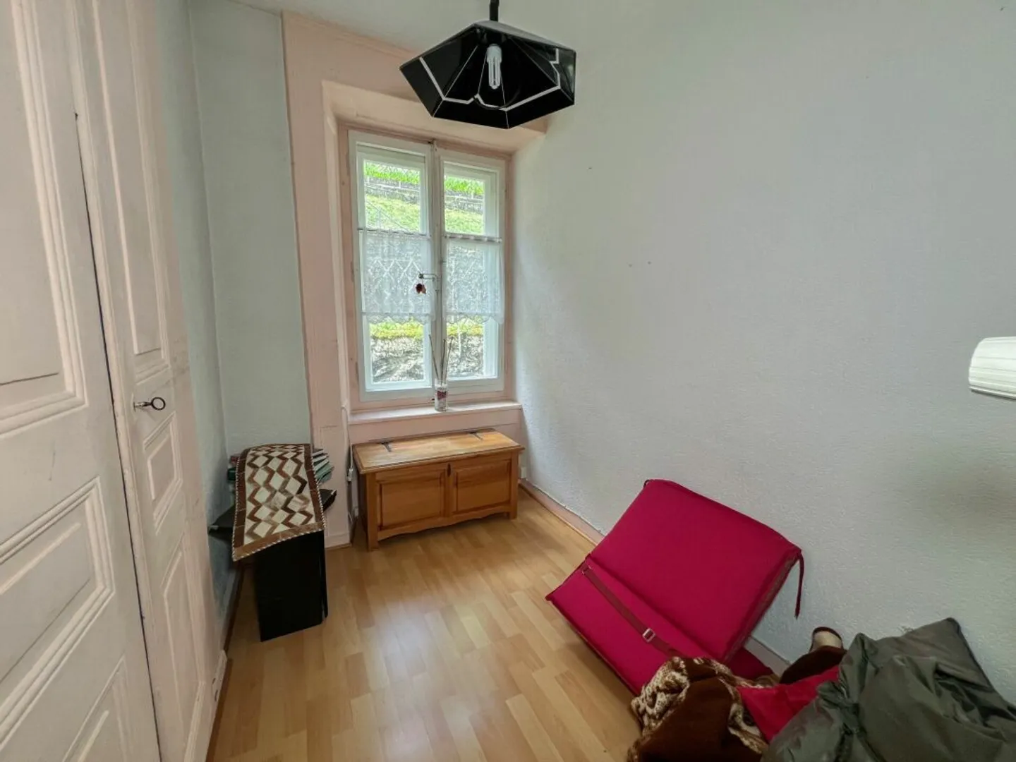 Ideally located building with parking spaces and a yield of 6.5% - Photo 9 of 14