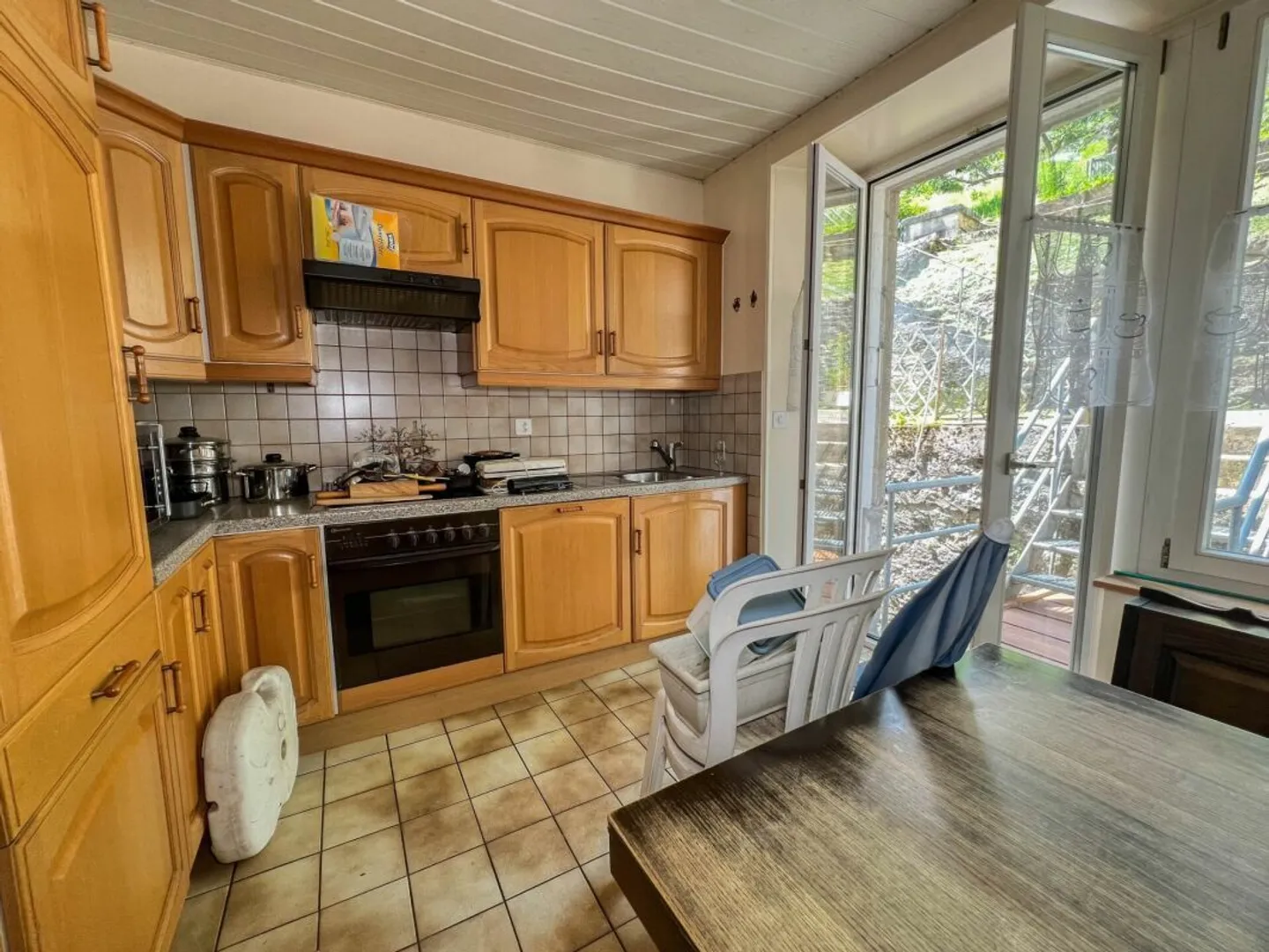 Ideally located building with parking spaces and a yield of 6.5% - Photo 10 of 14