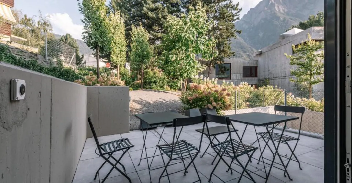 Stunning Apartment with Mountain View - Photo 9 of 12