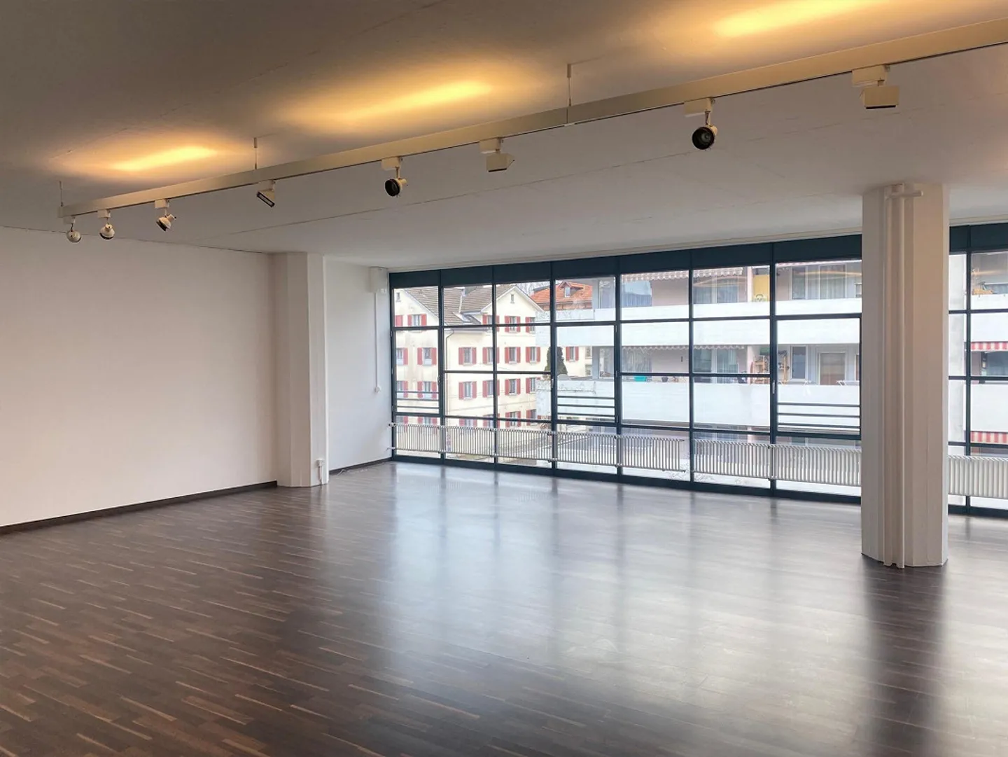 Commercial premises in the West - Photo 2 of 8