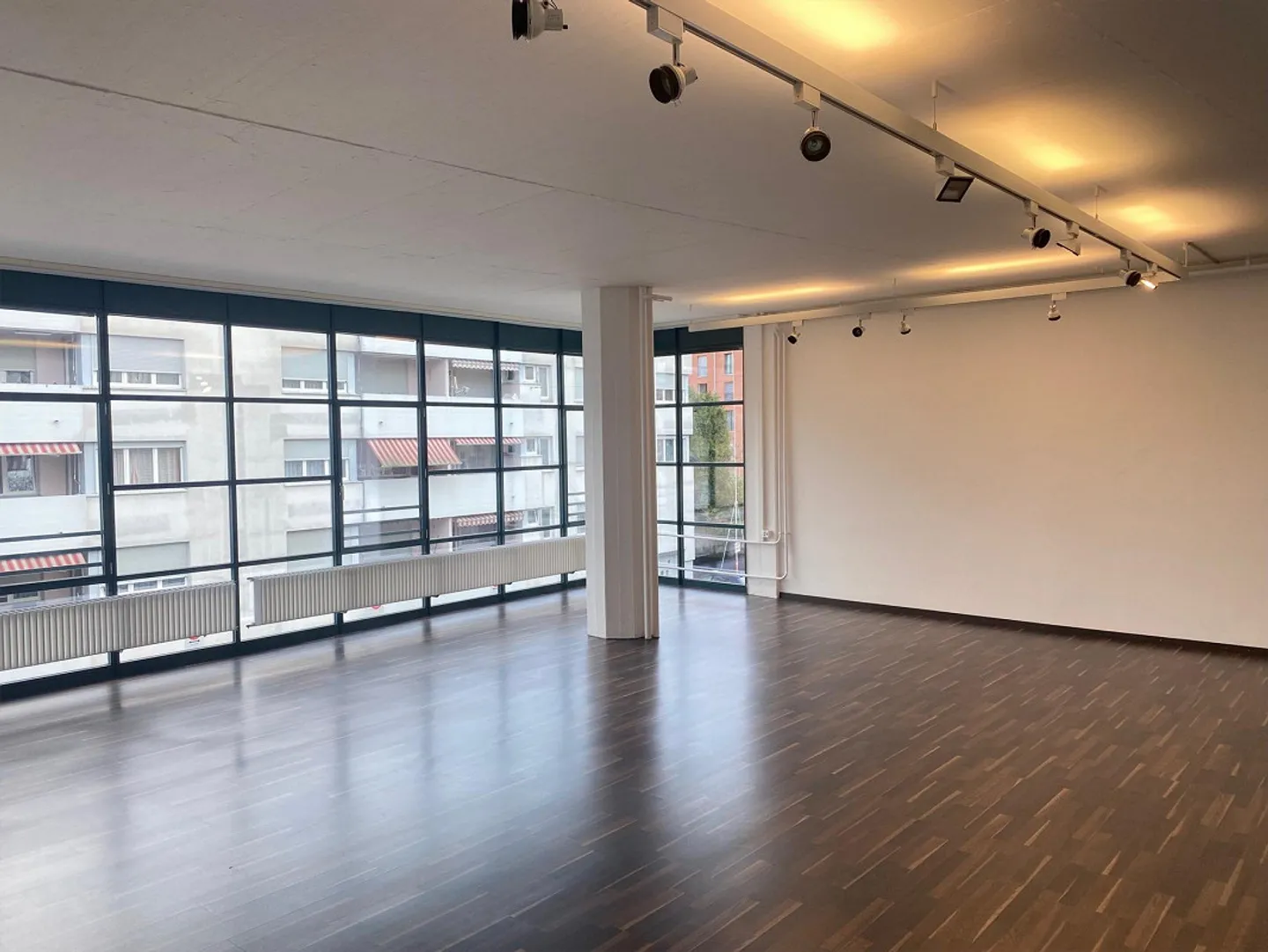 Commercial premises in the West - Photo 3 of 8