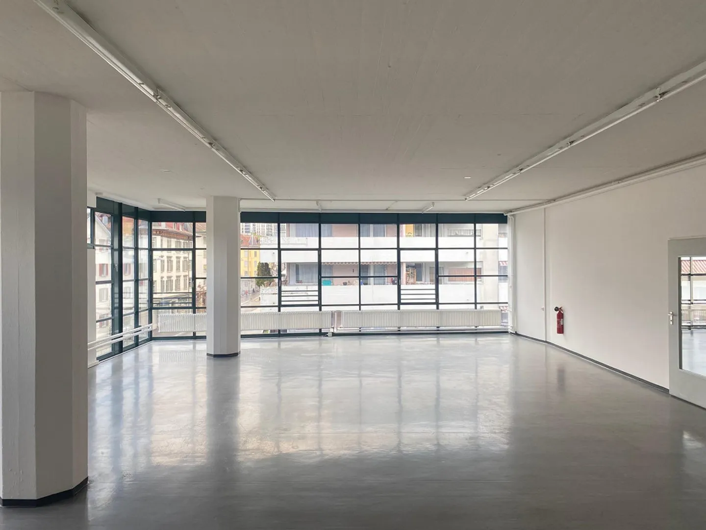 Commercial premises in the West - Photo 6 of 8