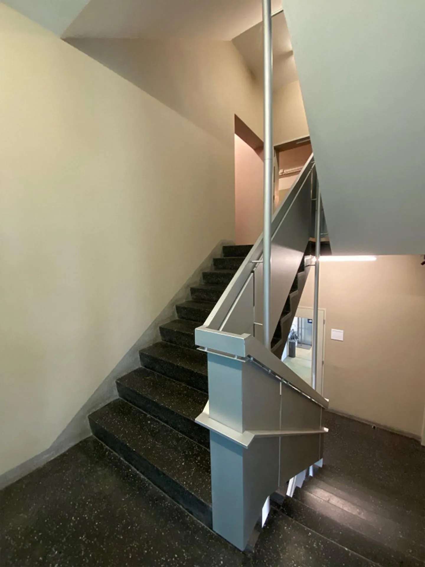 Commercial premises in the West - Photo 8 of 8