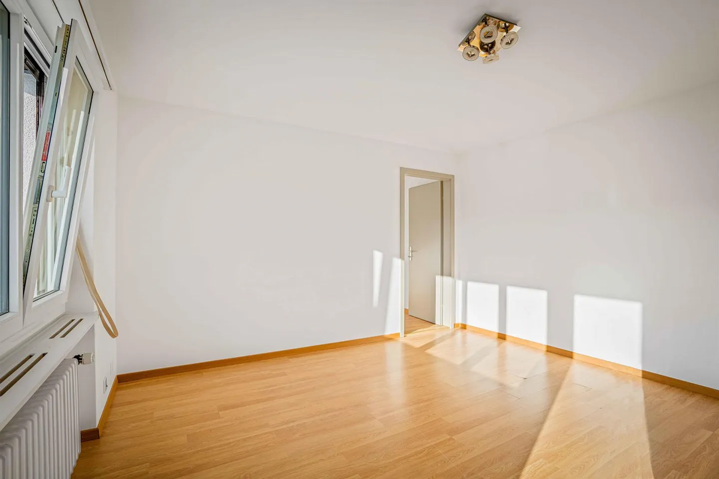 Appartamento pratico e luminoso in una proprietà ristrutturata - Foto 5 di 10